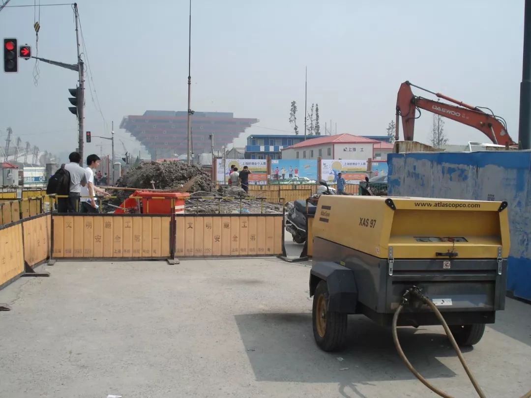 阿特拉斯移動(dòng)空壓機(jī)參與上海世博會(huì)道路施工